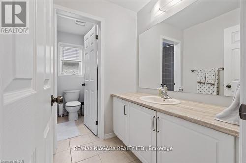 8849 Dogwood Crescent, Niagara Falls, ON - Indoor Photo Showing Bathroom