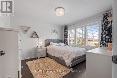 8849 Dogwood Crescent, Niagara Falls, ON - Indoor Photo Showing Bedroom