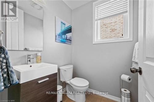 8849 Dogwood Crescent, Niagara Falls, ON - Indoor Photo Showing Bathroom