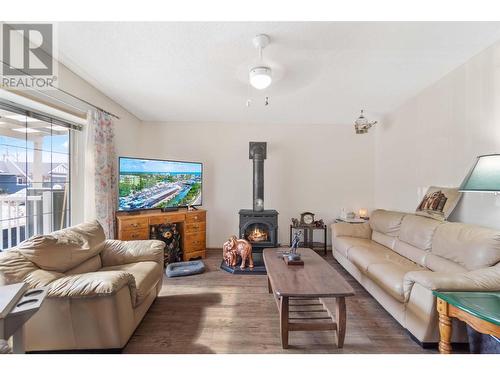 601 Beatty Avenue Nw Unit# 5, Salmon Arm, BC - Indoor Photo Showing Living Room