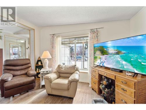 601 Beatty Avenue Nw Unit# 5, Salmon Arm, BC - Indoor Photo Showing Living Room