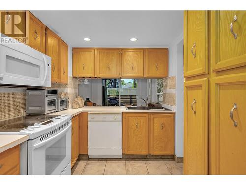 2125 Burtch Road Unit# 103, Kelowna, BC - Indoor Photo Showing Kitchen With Double Sink