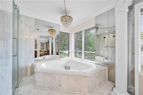 16 Freeland Court, Hamilton, ON - Indoor Photo Showing Bathroom