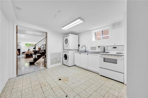 16 Freeland Court, Hamilton, ON - Indoor Photo Showing Laundry Room