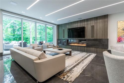 865 Glenwood Avenue, Burlington, ON - Indoor Photo Showing Living Room