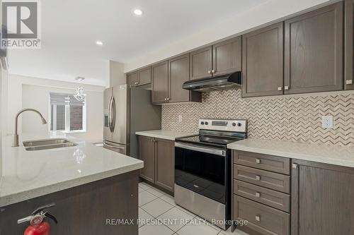 7704 Tupelo Crescent, Niagara Falls, ON - Indoor Photo Showing Kitchen With Double Sink With Upgraded Kitchen