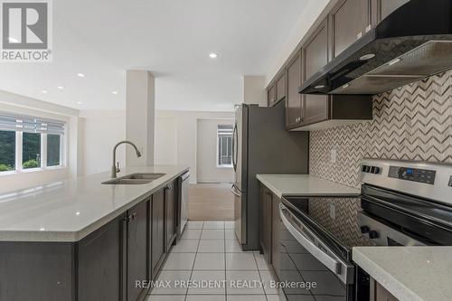 7704 Tupelo Crescent, Niagara Falls, ON - Indoor Photo Showing Kitchen With Double Sink With Upgraded Kitchen