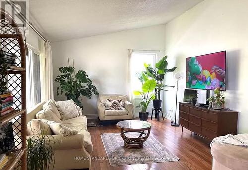 3522 Edinburgh Road, Fort Erie, ON - Indoor Photo Showing Living Room