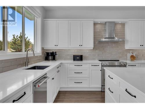 99 Forest Edge Place, Kelowna, BC - Indoor Photo Showing Kitchen With Upgraded Kitchen