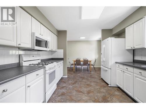 2250 3 Avenue Se, Salmon Arm, BC - Indoor Photo Showing Kitchen