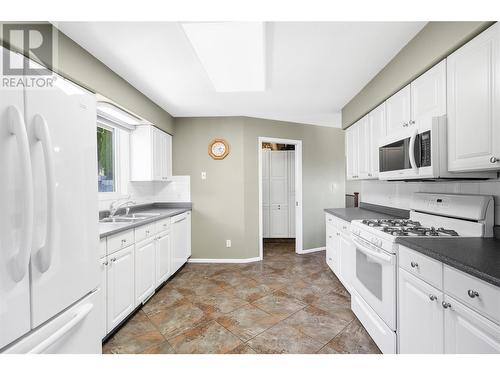 2250 3 Avenue Se, Salmon Arm, BC - Indoor Photo Showing Kitchen With Double Sink