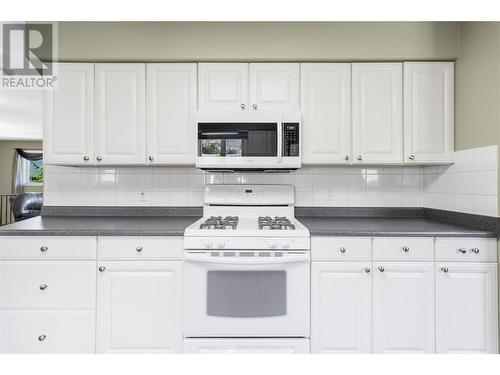 2250 3 Avenue Se, Salmon Arm, BC - Indoor Photo Showing Kitchen