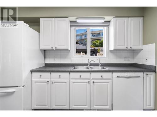 2250 3 Avenue Se, Salmon Arm, BC - Indoor Photo Showing Kitchen With Double Sink