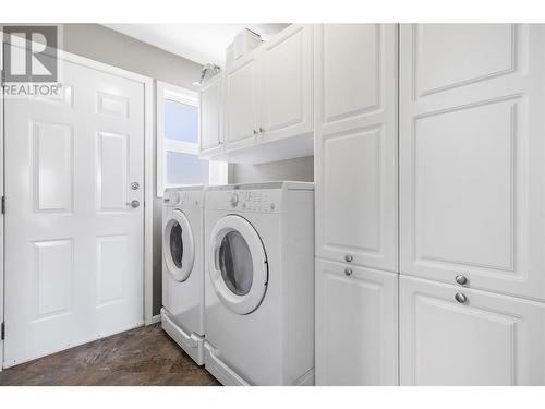 2250 3 Avenue Se, Salmon Arm, BC - Indoor Photo Showing Laundry Room