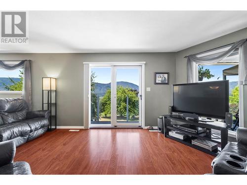 2250 3 Avenue Se, Salmon Arm, BC - Indoor Photo Showing Living Room