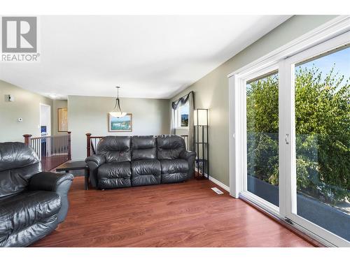 2250 3 Avenue Se, Salmon Arm, BC - Indoor Photo Showing Living Room