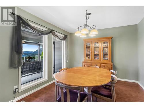 2250 3 Avenue Se, Salmon Arm, BC - Indoor Photo Showing Dining Room