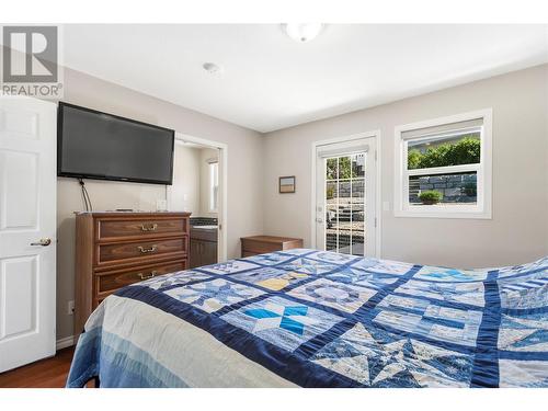 2250 3 Avenue Se, Salmon Arm, BC - Indoor Photo Showing Bedroom