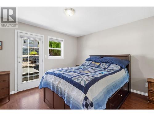 2250 3 Avenue Se, Salmon Arm, BC - Indoor Photo Showing Bedroom