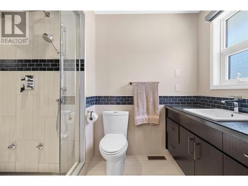 2250 3 Avenue Se, Salmon Arm, BC - Indoor Photo Showing Bathroom