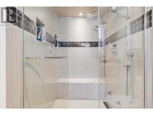 2250 3 Avenue Se, Salmon Arm, BC - Indoor Photo Showing Bathroom