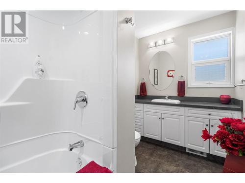 2250 3 Avenue Se, Salmon Arm, BC - Indoor Photo Showing Bathroom