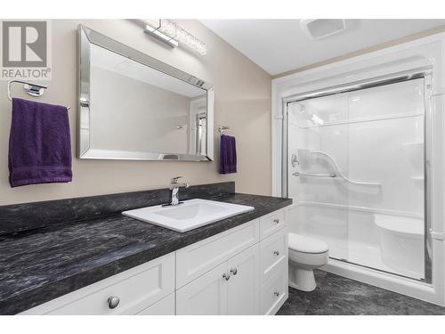 2250 3 Avenue Se, Salmon Arm, BC - Indoor Photo Showing Bathroom