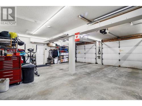 2250 3 Avenue Se, Salmon Arm, BC - Indoor Photo Showing Garage