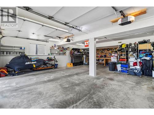 2250 3 Avenue Se, Salmon Arm, BC - Indoor Photo Showing Garage