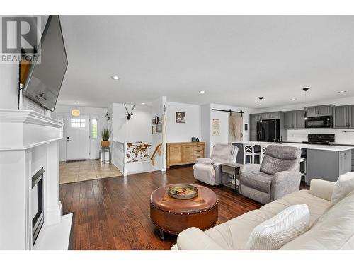 1503 Tanemura Crescent, Kelowna, BC - Indoor Photo Showing Living Room