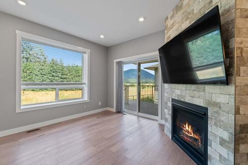 28-1791 10 Street, Salmon Arm, BC - Indoor Photo Showing Living Room With Fireplace