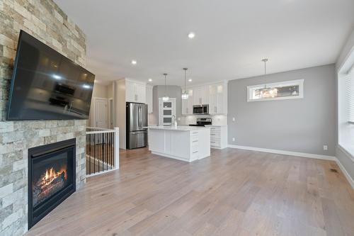 28-1791 10 Street, Salmon Arm, BC - Indoor With Fireplace