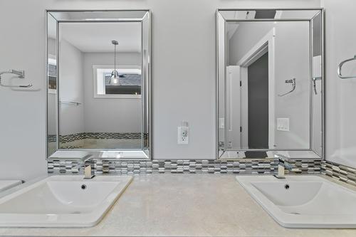 28-1791 10 Street, Salmon Arm, BC - Indoor Photo Showing Bathroom