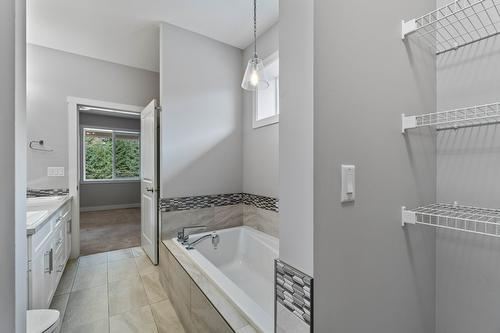 28-1791 10 Street, Salmon Arm, BC - Indoor Photo Showing Bathroom