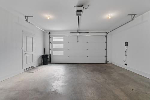 28-1791 10 Street, Salmon Arm, BC - Indoor Photo Showing Garage