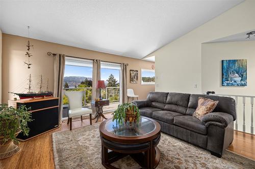 892 Stevenson Road, West Kelowna, BC - Indoor Photo Showing Living Room