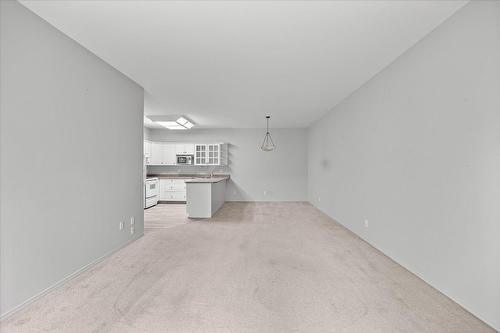 315-2288 Benvoulin Road, Kelowna, BC - Indoor Photo Showing Other Room