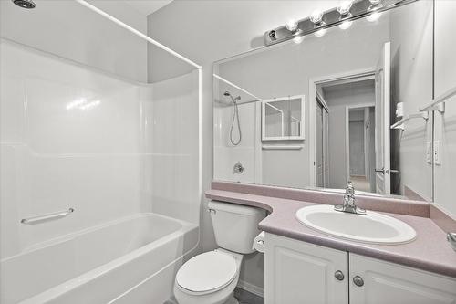 315-2288 Benvoulin Road, Kelowna, BC - Indoor Photo Showing Bathroom