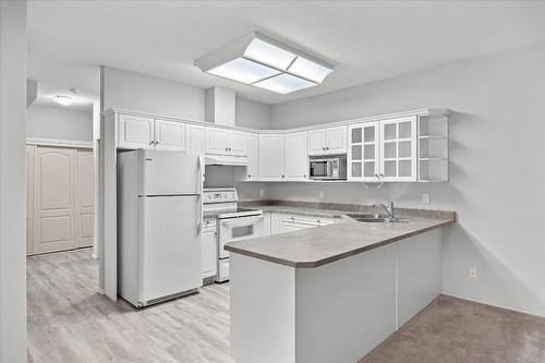 315-2288 Benvoulin Road, Kelowna, BC - Indoor Photo Showing Kitchen With Double Sink