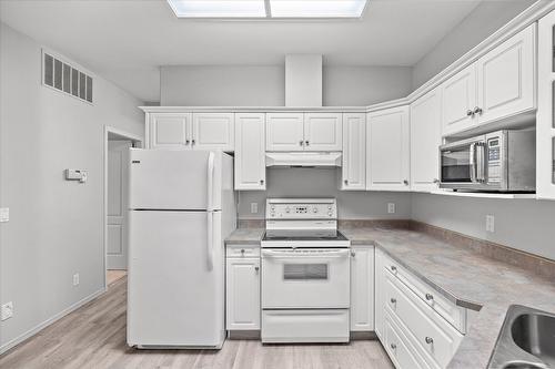 315-2288 Benvoulin Road, Kelowna, BC - Indoor Photo Showing Kitchen