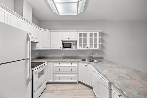 315-2288 Benvoulin Road, Kelowna, BC - Indoor Photo Showing Kitchen With Double Sink