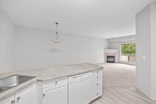 315-2288 Benvoulin Road, Kelowna, BC - Indoor Photo Showing Kitchen