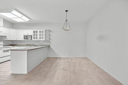 315-2288 Benvoulin Road, Kelowna, BC - Indoor Photo Showing Kitchen With Double Sink