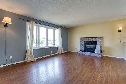 465 O'Keefe Court, Kelowna, BC - Indoor Photo Showing Living Room With Fireplace