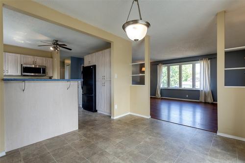 465 O'Keefe Court, Kelowna, BC - Indoor Photo Showing Kitchen