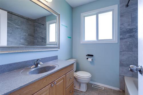 465 O'Keefe Court, Kelowna, BC - Indoor Photo Showing Bathroom