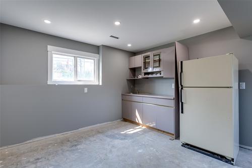 465 O'Keefe Court, Kelowna, BC - Indoor Photo Showing Kitchen