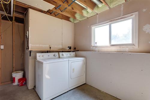 465 O'Keefe Court, Kelowna, BC - Indoor Photo Showing Laundry Room