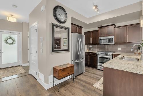 8-1170 Brant Avenue, Kelowna, BC - Indoor Photo Showing Kitchen With Double Sink With Upgraded Kitchen