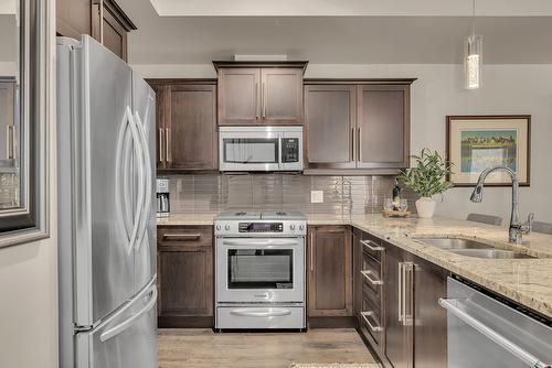 8-1170 Brant Avenue, Kelowna, BC - Indoor Photo Showing Kitchen With Double Sink With Upgraded Kitchen